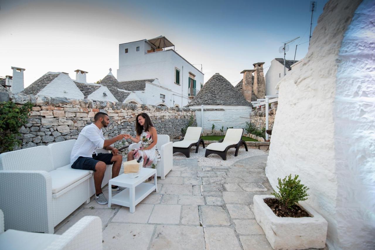 Trulli Holiday Deluxe & Wellness อัลเบโรเบลโล ภายนอก รูปภาพ
